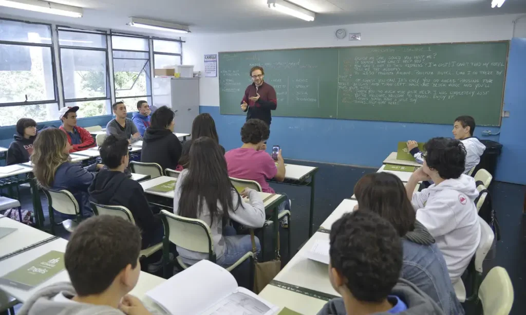 Piso do magistério tem reajuste de 5,4% e vai a R$ 5,1 mil em 2026 piso-do-magisterio-tem-reajuste-de-5,4%-e-vai-a-r$-5,1-mil-em-2026