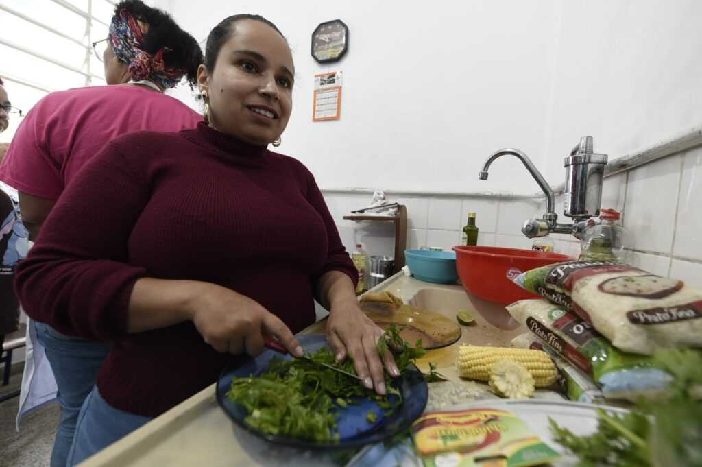 oficina-de-culinaria-apresenta-prato-tipico-da-cidade-aos-alunos-com-deficiencia-visual