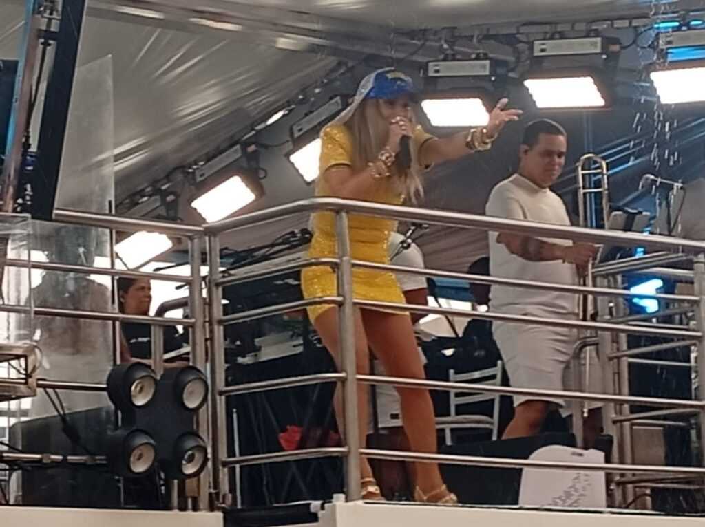 claudia-leitte-arrasta-multidao-no-carnaval-da-banda-bicha