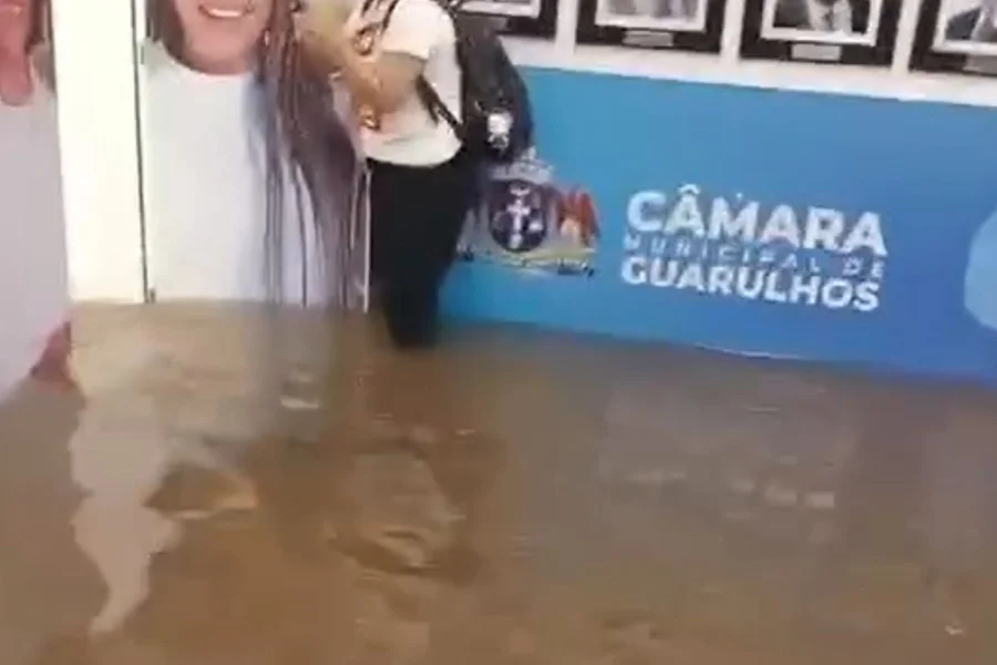 chuva-forte-provoca-alagamento-dentro-da-camara-de-guarulhos