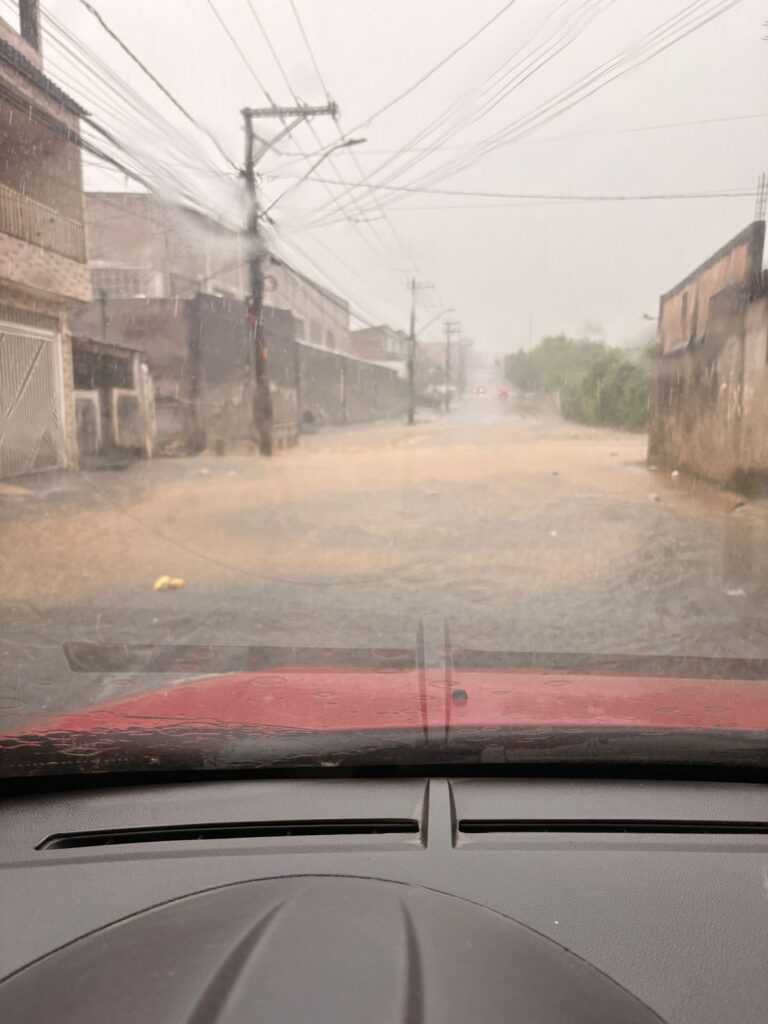 rua-araujo,-no-santa-emilia,-fica-totalmente-alagada-durante-forte-chuva-em-guarulhos