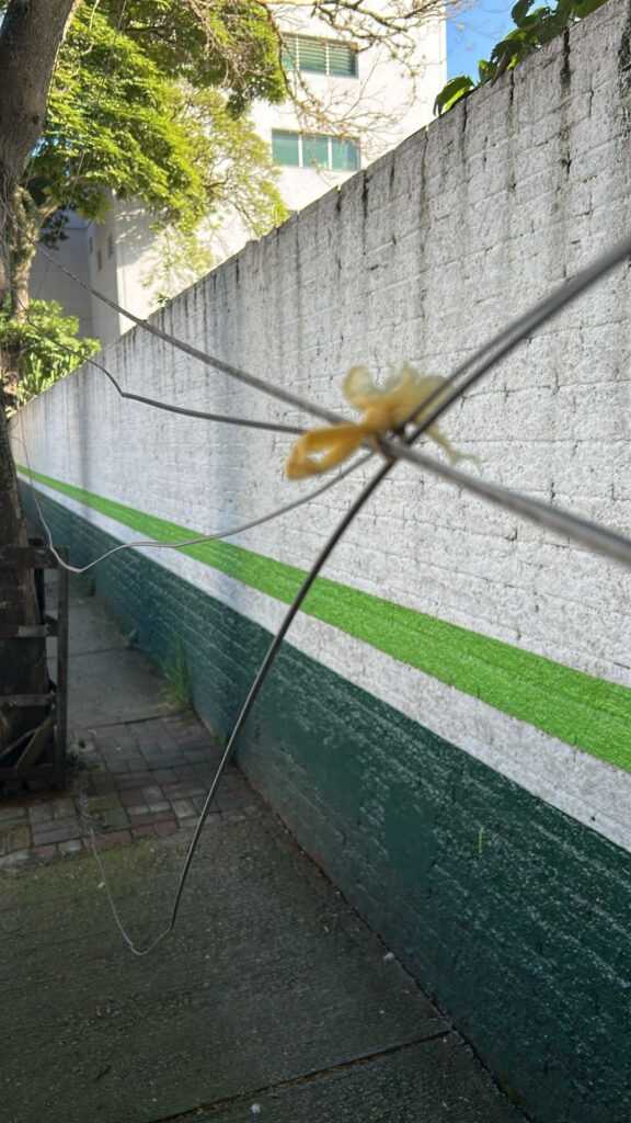 fios-pendurados-na-calcada-podem-causar-acidente-no-macedo