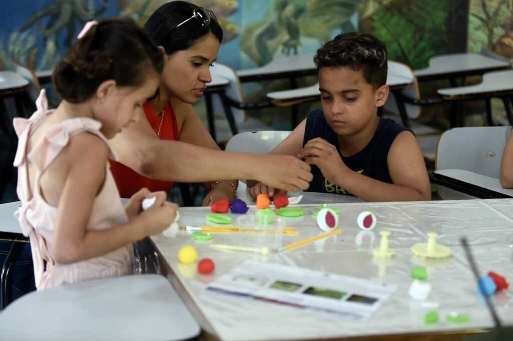 Oficina de biscuit sobre a vida das borboletas reúne crianças e adultos no Zoológico oficina-de-biscuit-sobre-a-vida-das-borboletas-reune-criancas-e-adultos-no-zoologico