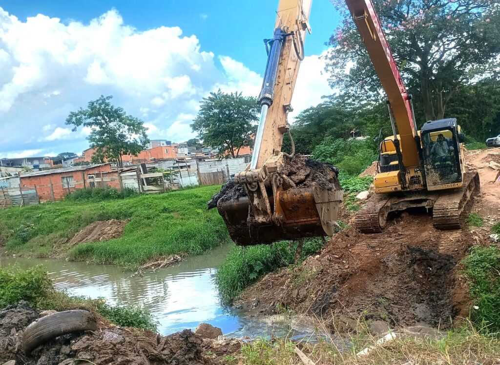 prefeitura-promove-limpeza-e-desassoreamento-do-corrego-tanque-grande