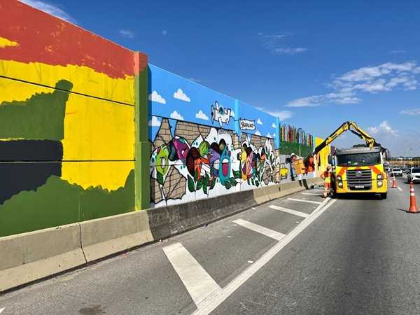 grafiteiros-voltam-para-avancar-com-pinturas-nas-barreiras-laterais-da-dutra-em-guarulhos