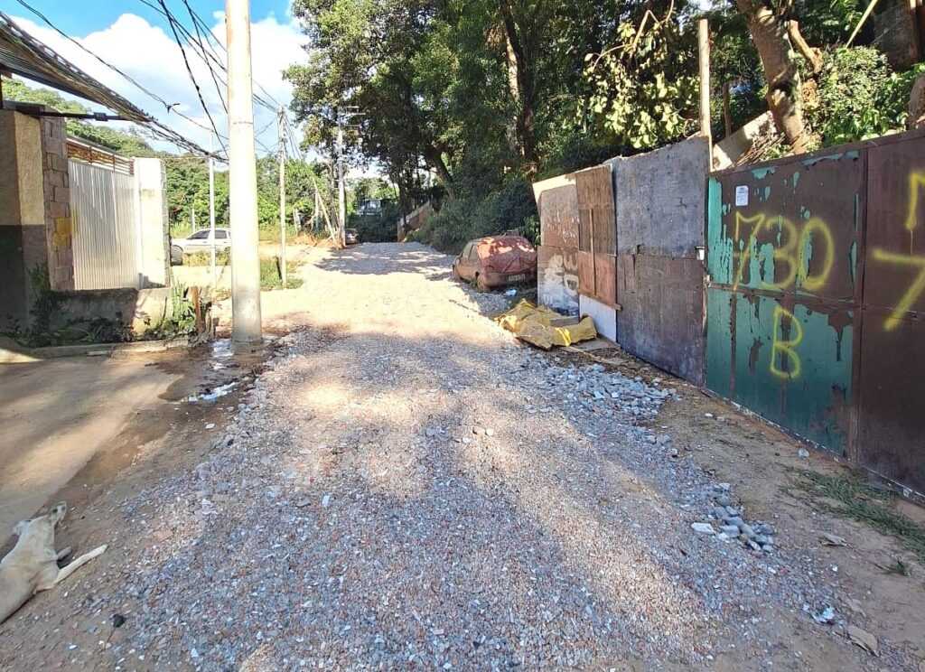 prefeitura-promove-conservacao-de-via-de-terra-no-cabucu