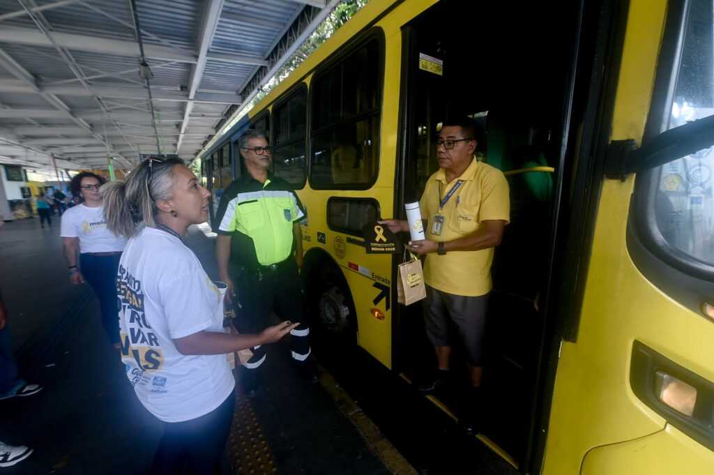 Prefeitura leva mensagem do Maio Amarelo a motoristas de ônibus prefeitura-leva-mensagem-do-maio-amarelo-a-motoristas-de-onibus