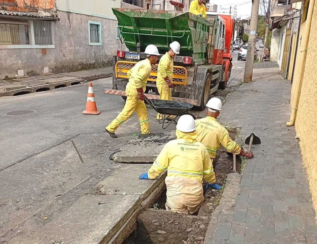 prefeitura-promove-a-limpeza-manual-de-bocas-de-lobo-no-picanco