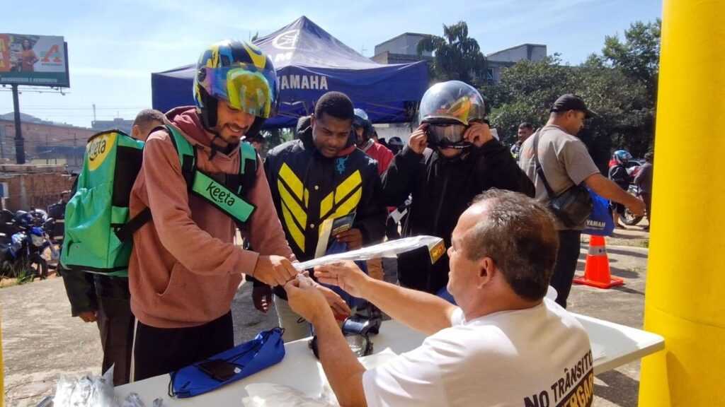 pimentas-recebe-acao-do-maio-amarelo-voltada-aos-motociclistas