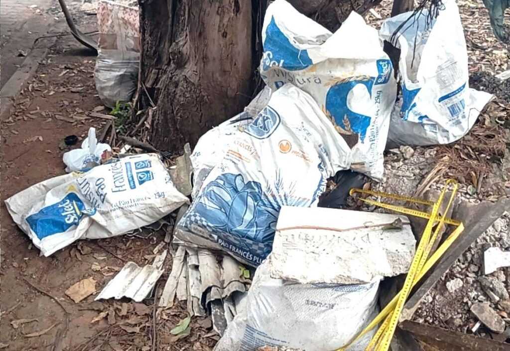 Descarte irregular é removido em vias da área do Bonsucesso através da Prefeitura descarte-irregular-e-removido-em-vias-da-regiao-do-bonsucesso-pela-prefeitura