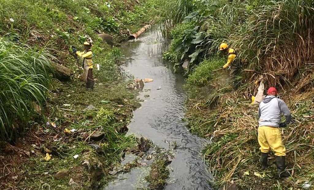 prefeitura-realiza-limpeza-e-corte-do-mato-nas-margens-do-corrego-baquirivu-mirim