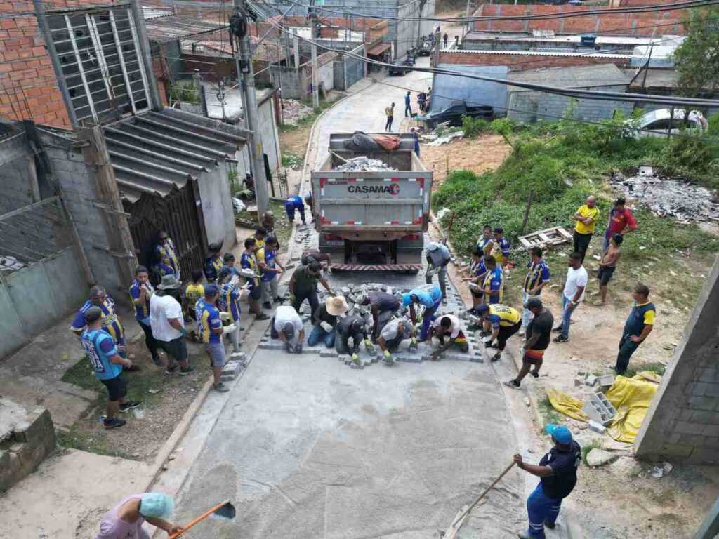 mao-na-massa-entrega-mais-tres-ruas-pavimentadas-em-guarulhos