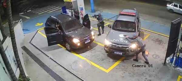 Polícia prende dupla e resgata homem mantido refém dentro de carro durante roubo em Guarulhos policia-prende-dupla-e-resgata-homem-mantido-refem-dentro-de-carro-durante-roubo-em-guarulhos