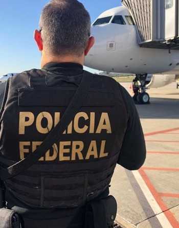 Polícia Federal prende 12 pessoas e apreende mais de 100 kg de drogas no Aeroporto de Guarulhos policia-federal-prende-12-pessoas-e-apreende-mais-de-100-kg-de-drogas-no-aeroporto-de-guarulhos