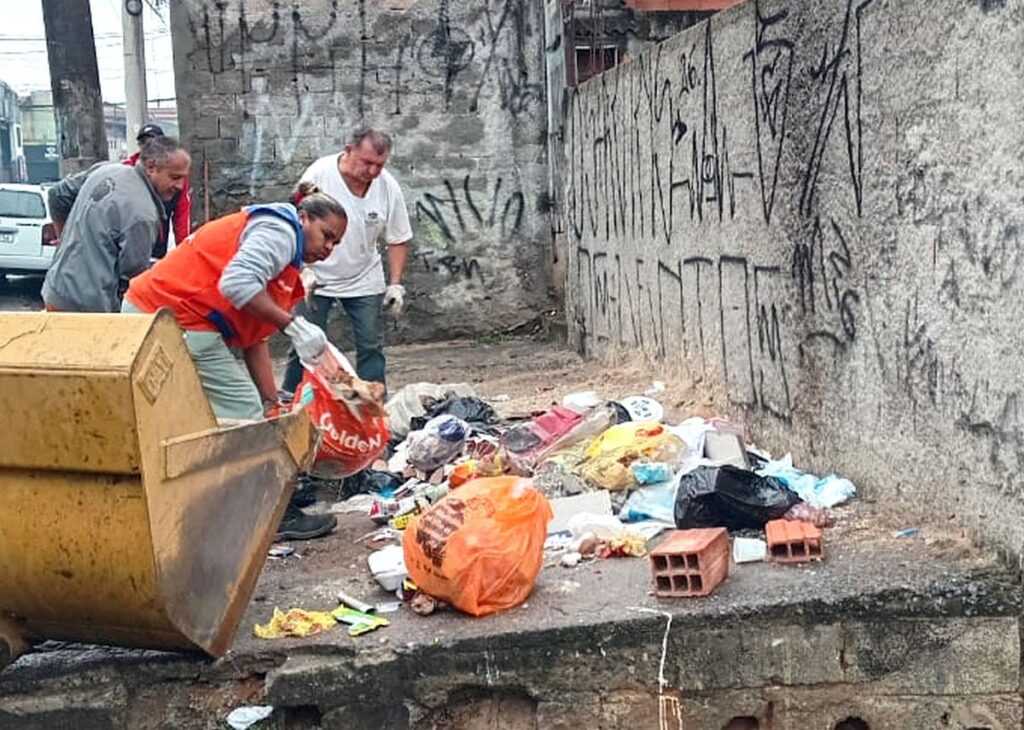 prefeitura-retira-descarte-irregular-de-ruas-das-regioes-do-taboao-e-do-cocaia