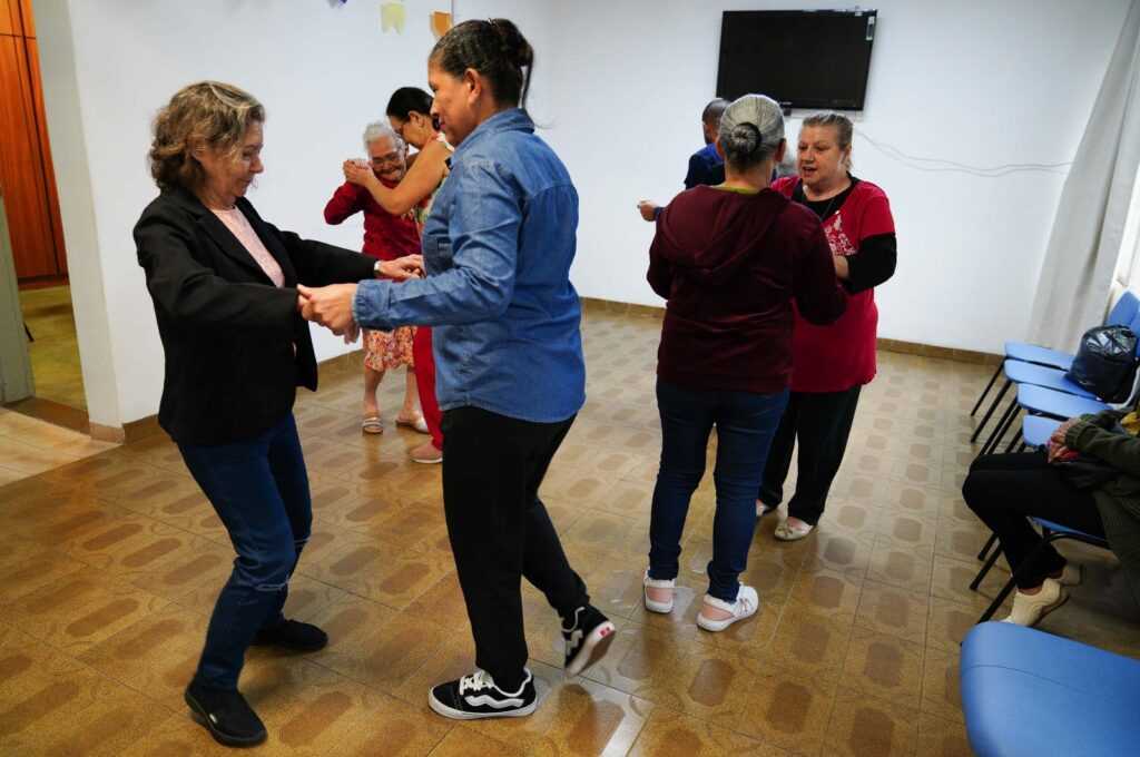 animacao-da-o-tom-na-aula-de-forro-da-casa-da-mulher-vila-galvao