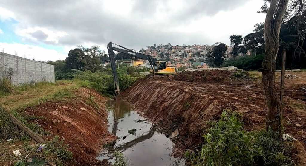 Prefeitura prossegue com desassoreamento do córrego Cabuçu prefeitura-prossegue-com-desassoreamento-do-corrego-cabucu