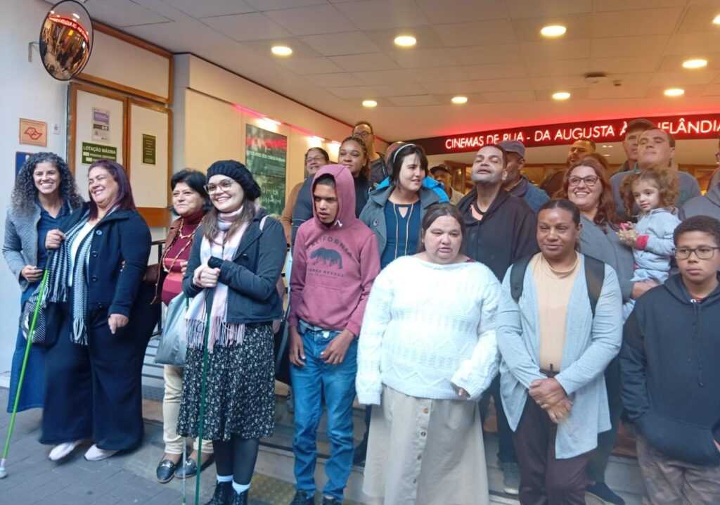 Prefeitura leva pessoas com deficiência para sessão de cinema inclusiva prefeitura-leva-pessoas-com-deficiencia-para-sessao-de-cinema-inclusiva
