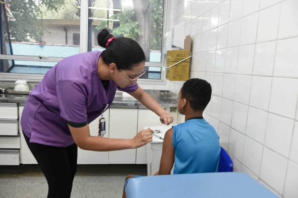 saude-de-guarulhos-aplica-mais-de-8-mil-doses-no-primeiro-dia-da-campanha-de-multivacinacao
