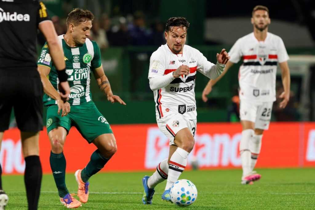 Chapecoense bate o São Paulo e vence a segunda no Brasileirão chapecoense-bate-o-sao-paulo-e-vence-a-segunda-no-brasileirao