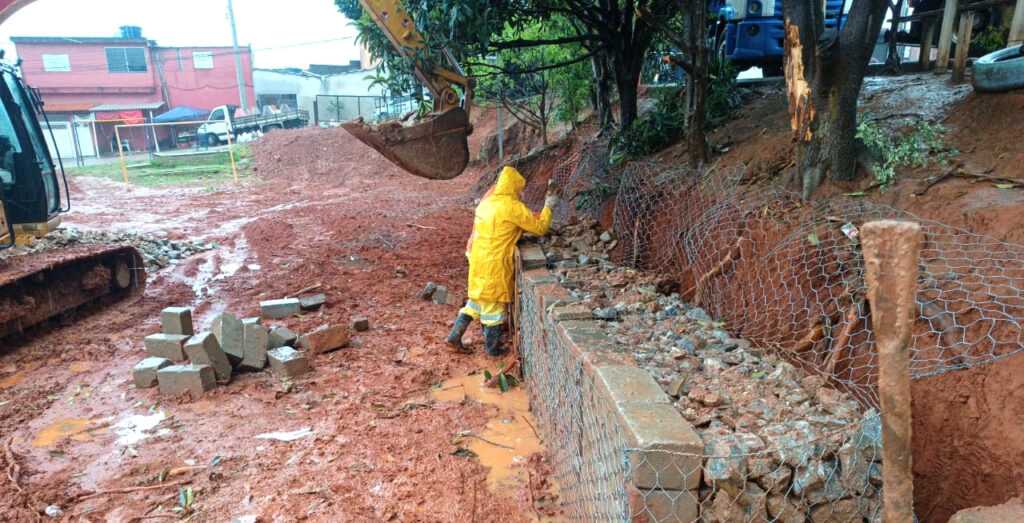 prefeitura-constroi-muro-de-arrimo-em-rua-do-jardim-normandia