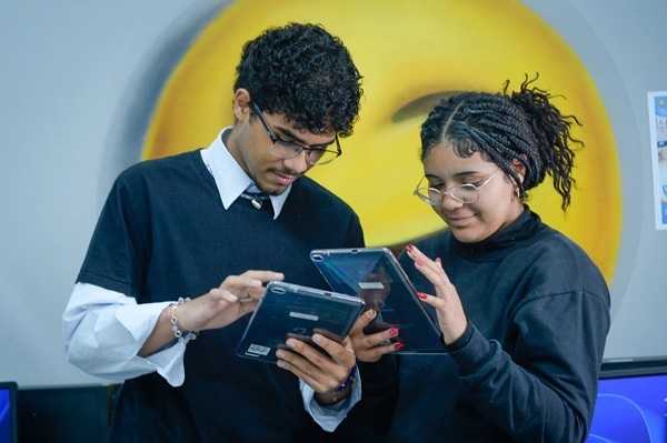 alunos-da-rede-estadual-recebem-200-mil-tablets-para-uso-nas-salas-de-aula
