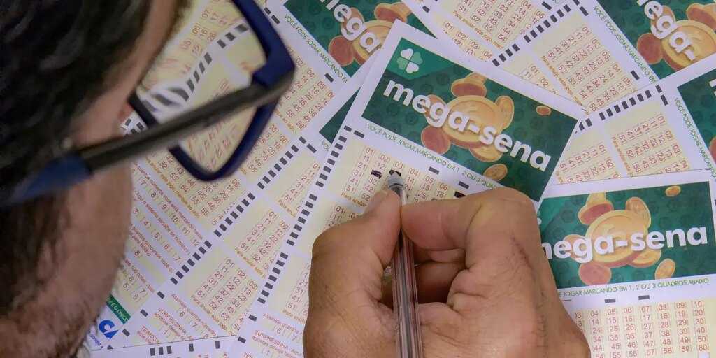 Mega-Sena acumula para R$ 230 milhões; confira os números sorteados mega-sena-acumula-para-r$-230-milhoes;-confira-os-numeros-sorteados